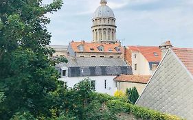 Face aux remparts